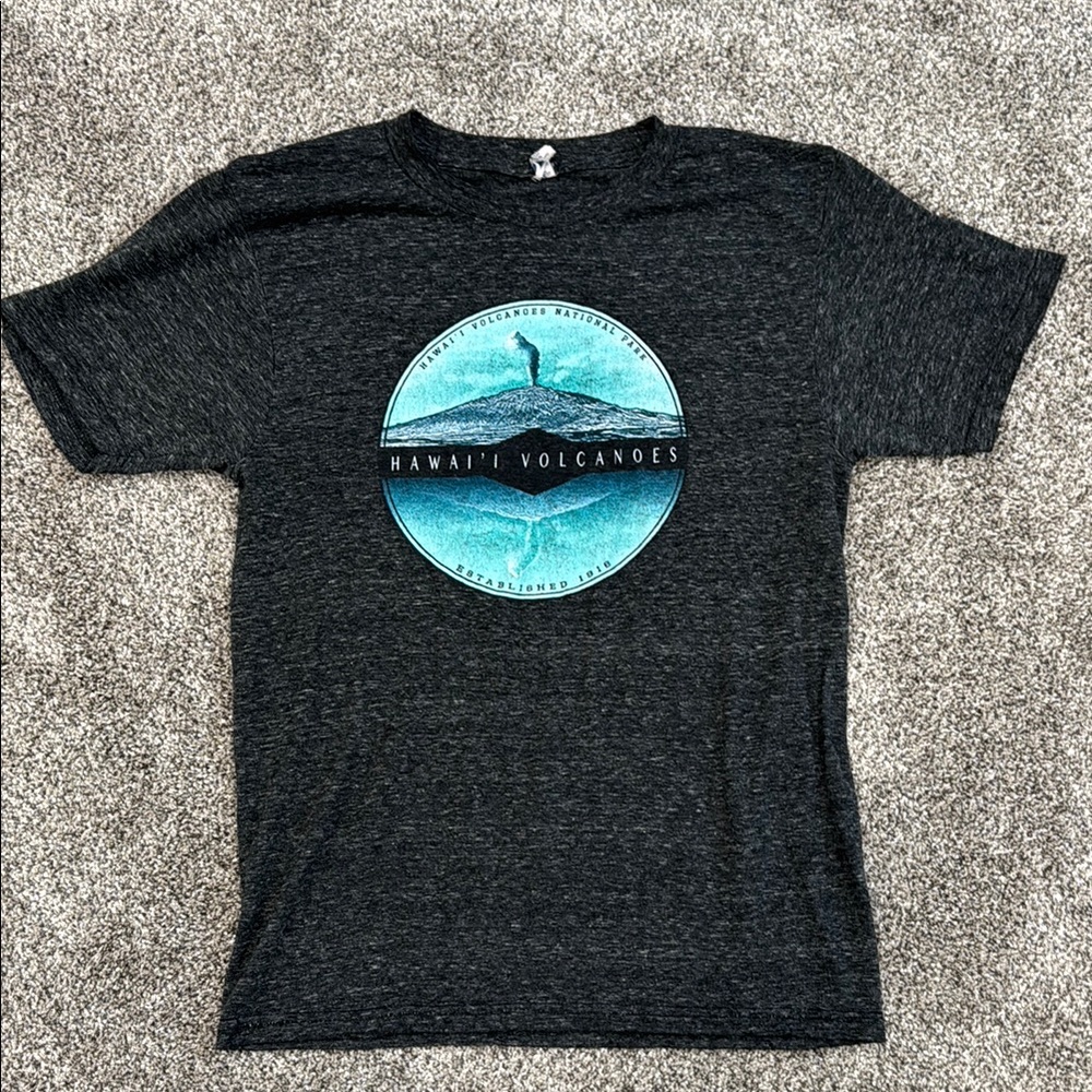 Hawaii Volcanoes Graphic T-Shirt ~ Unisex Size Small